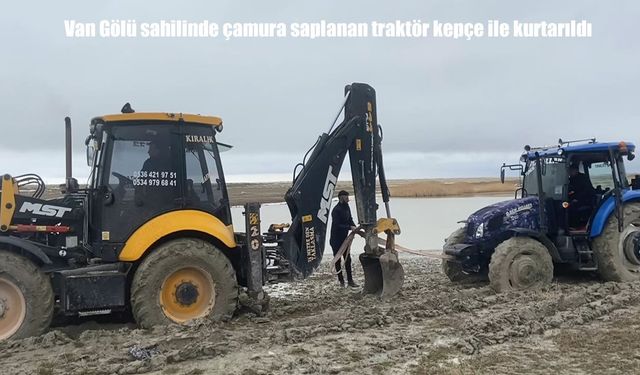 Van Gölü sahilinde çamura saplanan traktör kepçe ile kurtarıldı