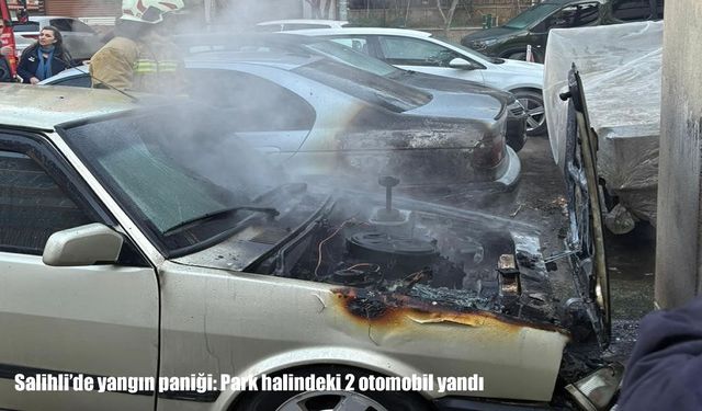 Manisa’da park halindeki 2 otomobil alev aldı