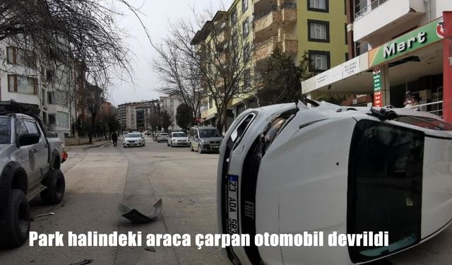 Park halindeki araca çarpan otomobil devrildi