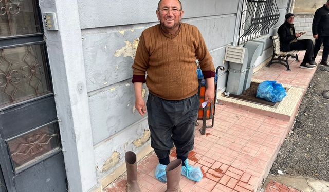 Malatya’da Duyarlı Davranış: İnşaat İşçisi Kirli Çizmelerini Çıkarıp Galoşla Aile Sağlığı Merkezine Girdi
