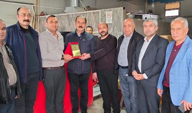 Malatya’da Fazla Yardımı Geri İade Eden Esnafa Örnek Davranış Plaketi