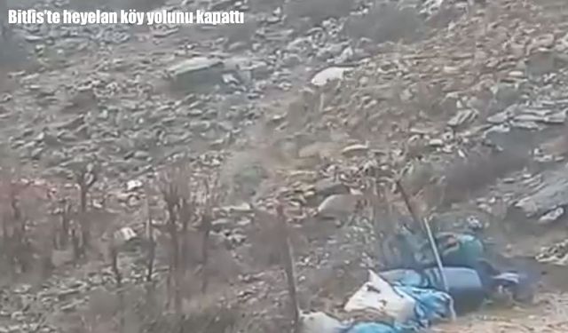 Bitlis'te heyelan köy yolunu kapattı