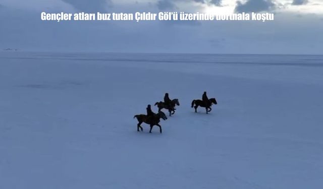 Gençler atları buz tutan Çıldır Göl'ü üzerinde dörtnala koştu
