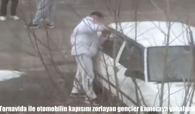 Erzurum’da gençler pes dedirtti: Tornavidayla otomobil kapısını zorladılar, kaçtılar