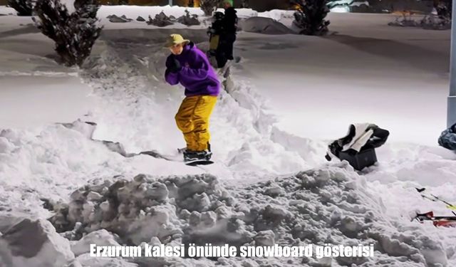 Erzurum Kalesi’nde kış eğlencesi: Gençlerden snowboard gösterisi