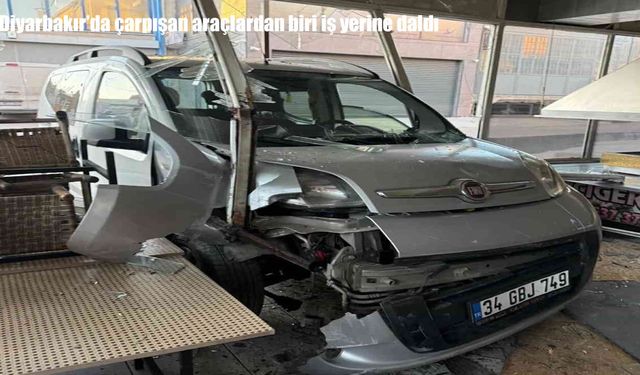 Diyarbakır’da iki araç çarpıştı: Kontrolden çıkan araç dükkana daldı