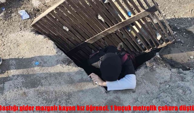 Okul yolunda korkutan kaza: Mazgal kaydı, öğrenci çukura düştü