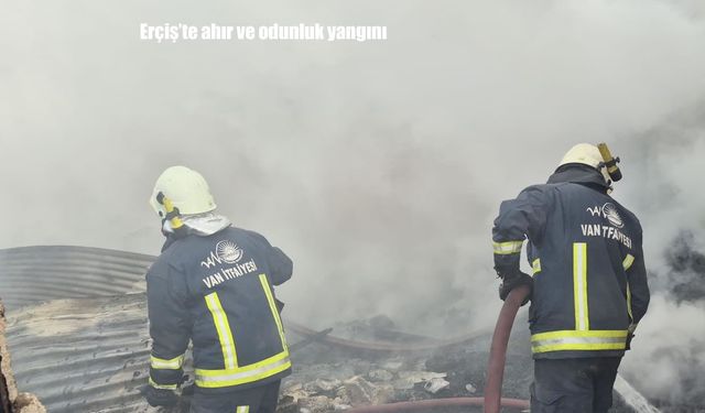 Erçiş'te ahır ve odunluk yangını