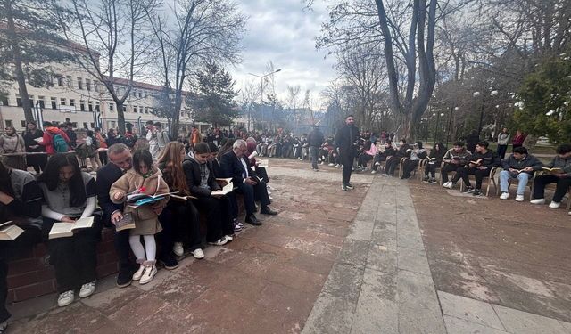 Erzincan’da Yüzlerce Öğrenci Açık Havada Kitap Okudu