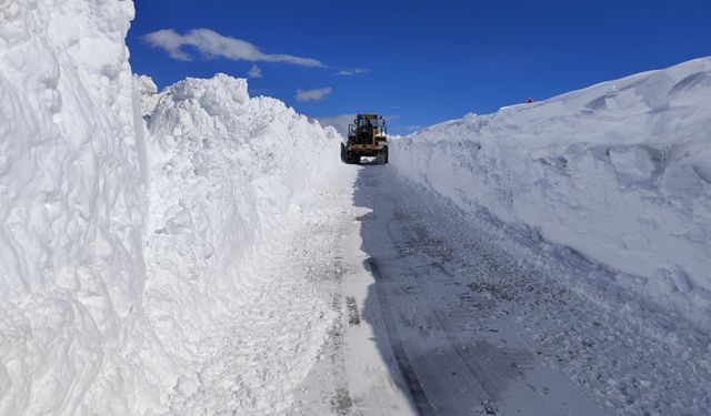 Van Başkale’de 5 Metrelik Kar Yol Açma Çalışmaları Sürüyor