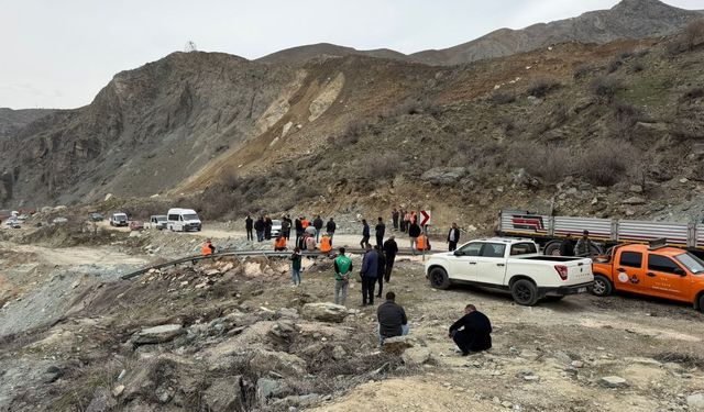 Van–Hakkari Yolunda Heyelan Riski Devam Ediyor: Ulaşım Kontrollü Sağlanıyor