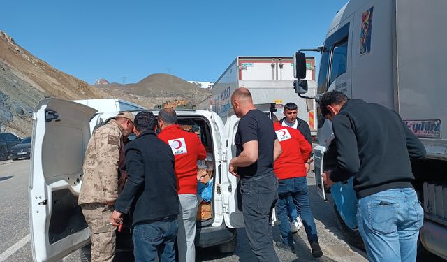 Hakkari–Van Yolunda Heyelan Sonrası Kızılay’dan Yolda Kalanlara Kumanya Desteği