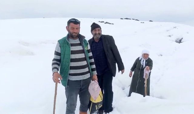 Ağrı Diyadin’de Nisan Karı Köy Yollarını Kapattı