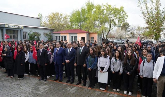 Iğdır’da Haftanın İlk Eğitim Gününde Protokol Öğrencilerle Bir Araya Geldi