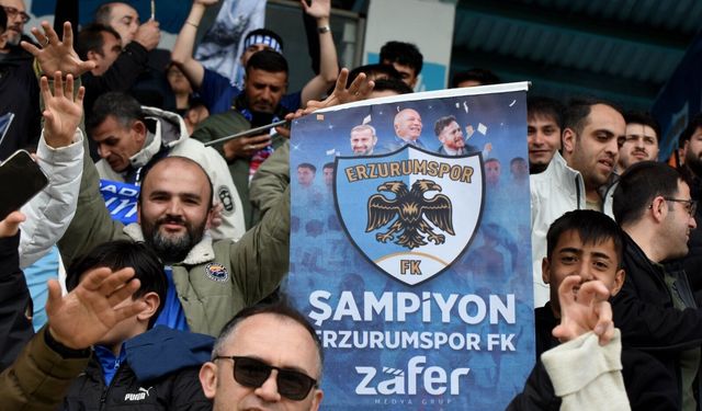 Şampiyon taraftarlara bayrak ve poster jesti