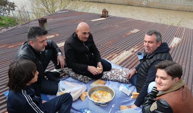 Çatıda kaygana yiyerek maç izlediler
