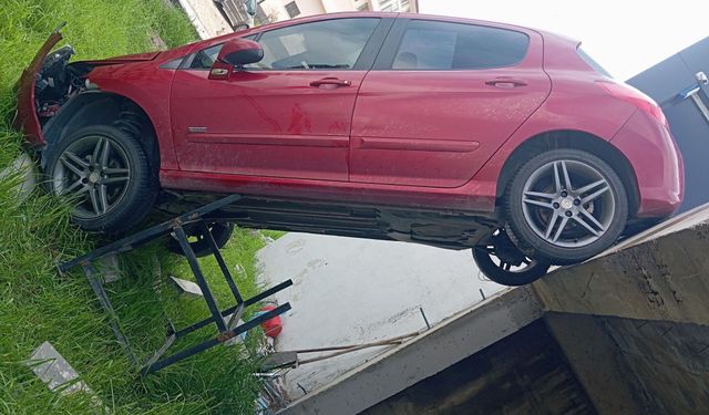 Şarampole uçan otomobil dik kaldı: 1 yaralı