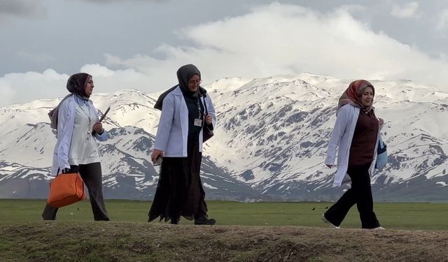 Yüksekova’da Ebeler Zor Şartlara Rağmen Gebelere Ulaşıyor