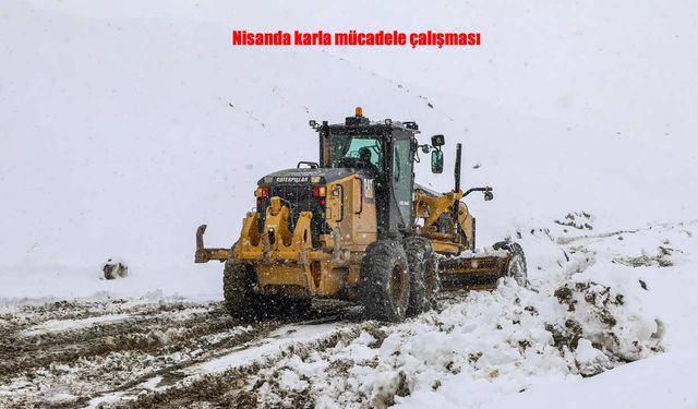 Van’da nisan ayında karla mücadele sürüyor