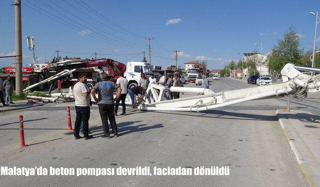 Malatya’da beton pompası devrildi: Seyir halindeki araç son anda kurtuldu