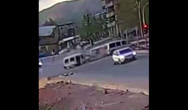 Yüksekova'da 11 kişinin yaralandığı zincirleme kaza kamerada
