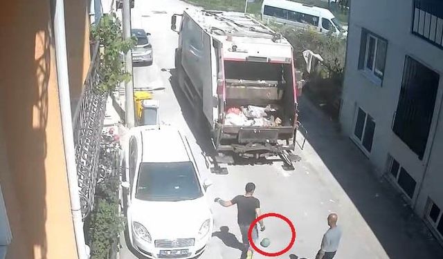 Bursa’da temizlik işçileri çöp toplarken futbol topuyla eğlendi
