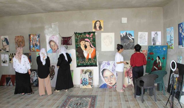 Şırnaklı genç ressam bodrum kattaki atölyesinde hayallere renk katıyor