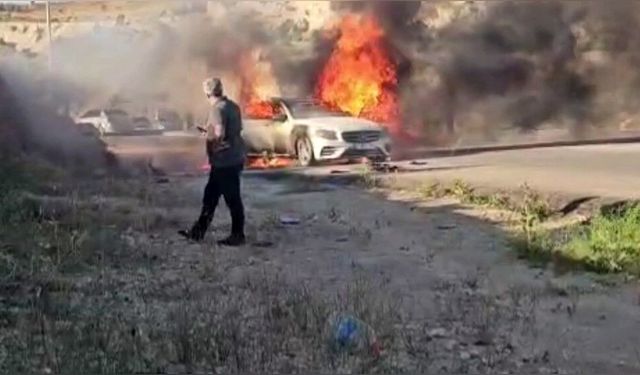 Gaziantep’te seyir halindeki lüks otomobil alevlere teslim oldu