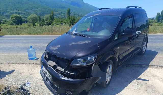 Bursa Orhangazi’de Motosiklet ile Hafif Ticari Araç Çarpıştı: Sürücü Ağır Yaralı