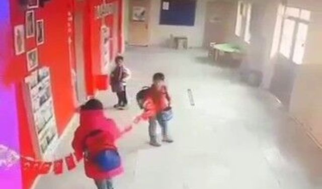 Erzurum’da Minik Öğrencilerden Duygulandıran Bayrak Hassasiyeti