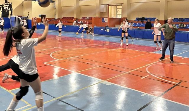 Filede vali sürprizi; Ziya Polat genç sporcularla voleybol oynadı