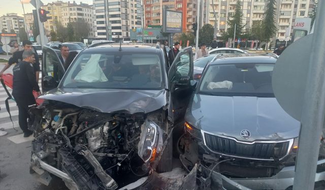 Elazığ'da zincirleme trafik kazası: 3 yaralı