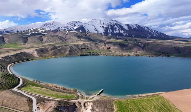 Süphan Dağı ve Aygır Gölü bahar görüntüsüyle hayran bıraktı