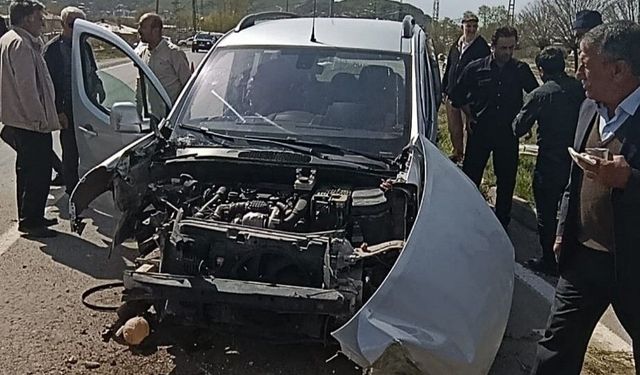 Van Gevaş’ta Kaza: Kamyonet Direğe Çarptı, 1’i Çocuk 4 Yaralı