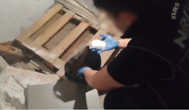 Kars'ta iş yerindeki 205 gram uyuşturucuyu "Zeus" buldu