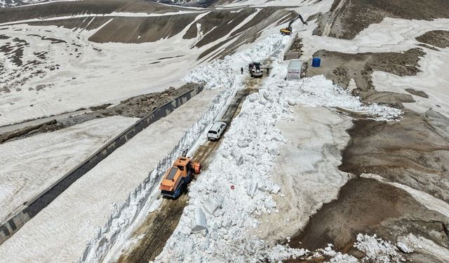 Kar kalınlığının 7 metreyi bulduğu Nemrut yolunda çalışma başlatıldı