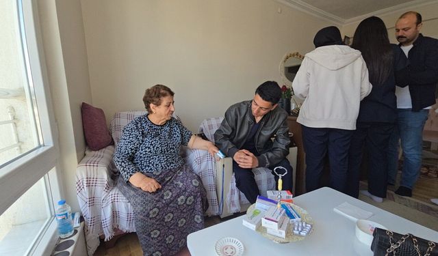 Genç sağlıkçılar ev ev giderek kronik hastaların takibini yapıyor