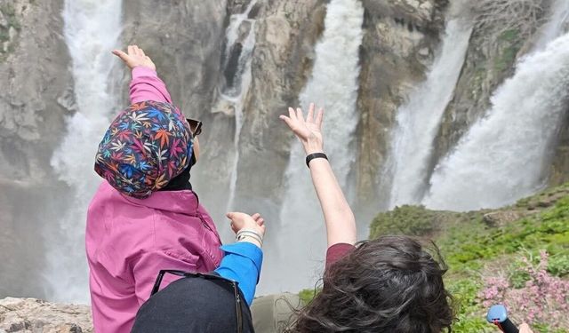 Hakkari’nin Saklı Cenneti Marinüs Şelalesi Baharla Coştu
