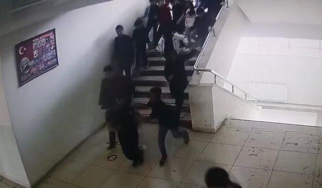 Malatya'da okuldaki deprem paniği kamerada