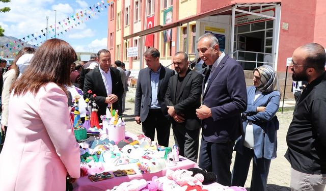 Erzurum'da yıl sonu sergisi şenliğe döndü