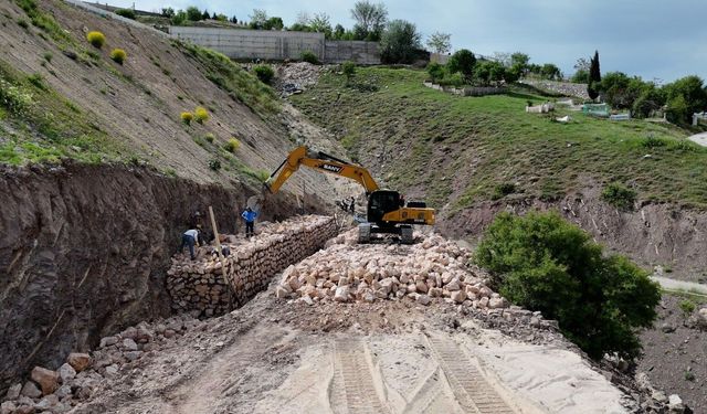 Elazığ'da Kurban Bayramı öncesinde, mezarlıklarda temizlik çalışmaları sürüyor