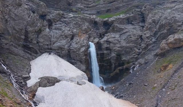 Mutki’de dağın içinden çıkan şelale hayran bıraktı