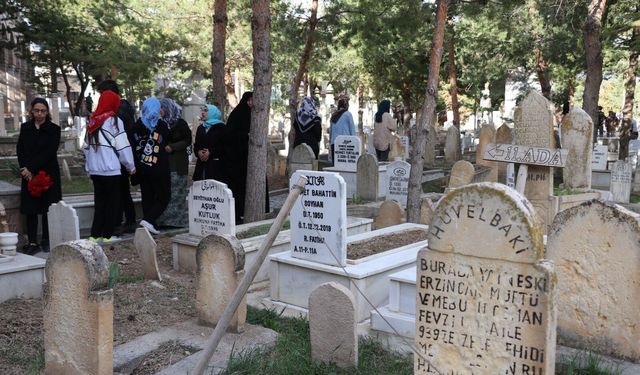 Terzibaba Mezarlığı’nda arife günü yoğunluğu