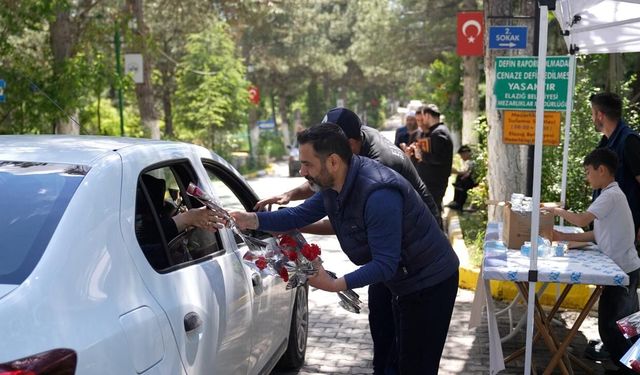 Elazığ’da mezarlık ziyaretine gelen vatandaşlara karanfil dağıtıldı