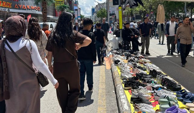 Van’da bayram yoğunluğu: Caddeler doldu taştı