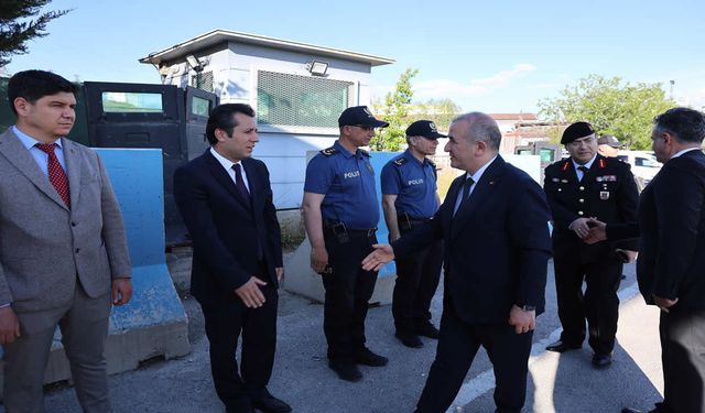 Vali Hatipoğlu, görevi başındaki personellerle bayramlaştı