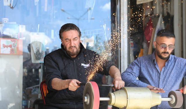 Elazığ’da bıçak bileme ustalarında Kurban Bayramı yoğunluğu