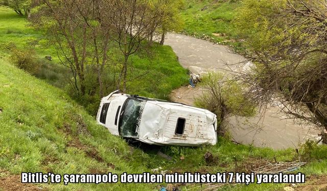 Bitlis'te öğrencileri taşıyan minibüs devrildi: 7 yaralı