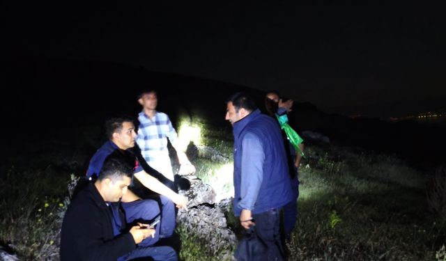 Dağlık alanda mahsur kalan baba ve oğlu kurtarıldı