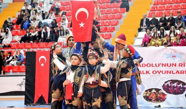 923 Öğrenci Halk Oyunları Şenliği’nde Sahne Aldı